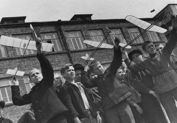 Юные авиамоделисты. 1930