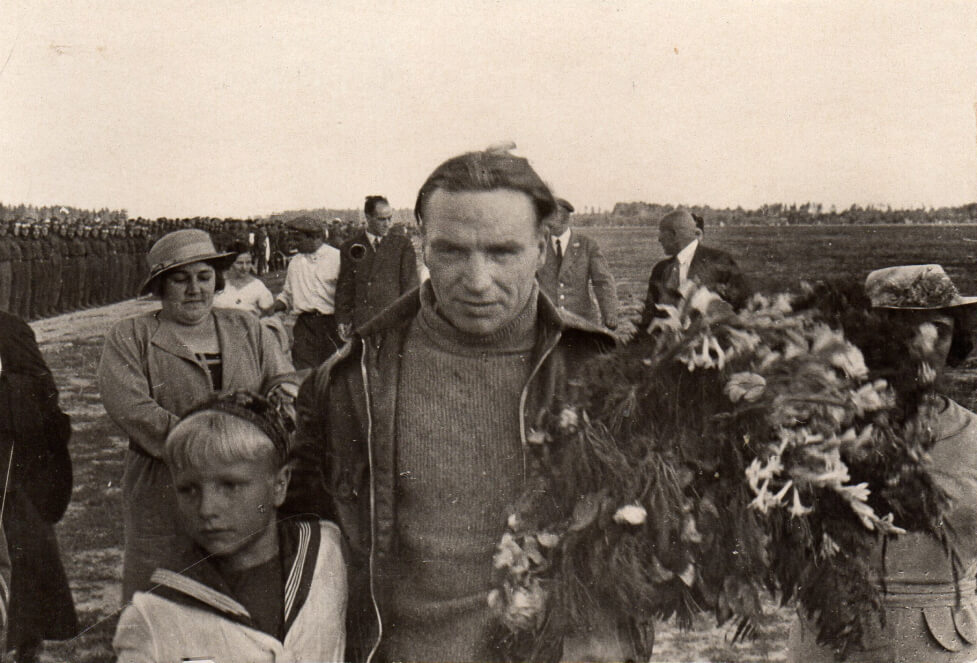 Чкалов на Щелковском аэродроме с женой и сыном после возвращения с острова Удд. 1936