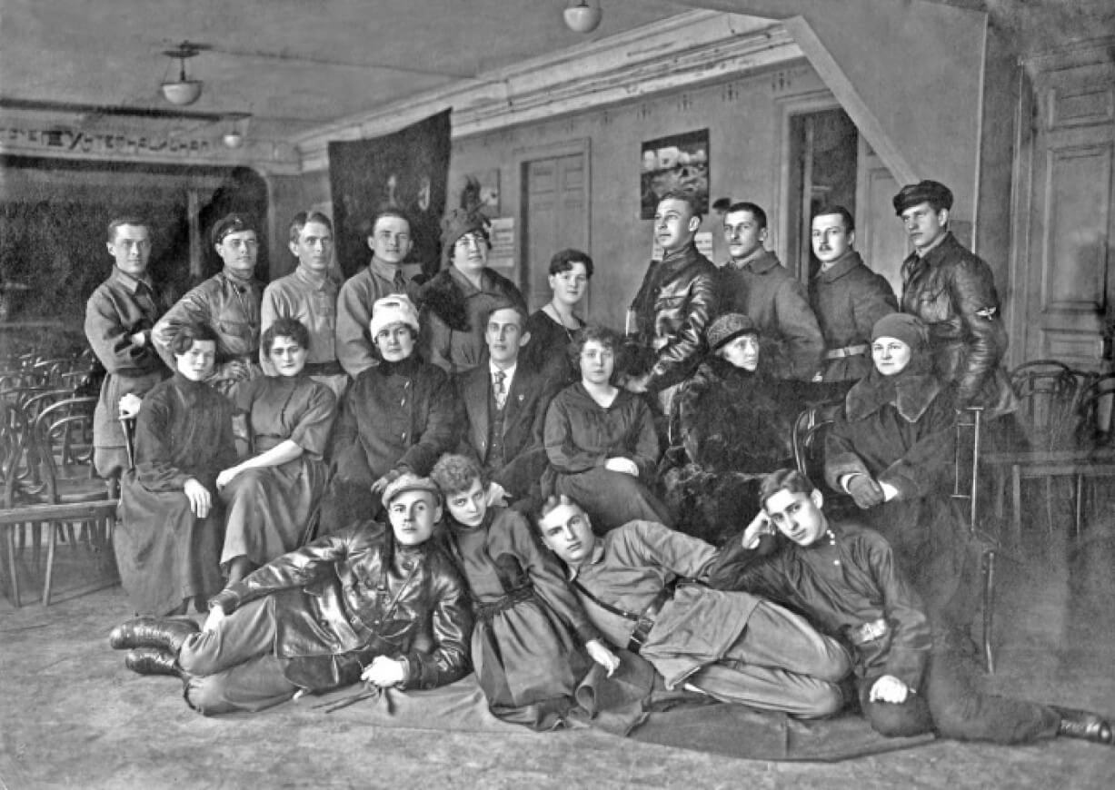 Егорьевск, февраль 1923 г. Первый ряд второй справа В. Чкалов, второй ряд третья справа Лидия Чкалова (Андреева)