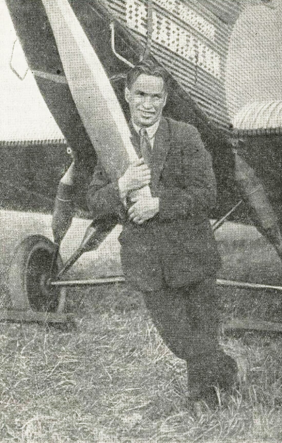 Валерий Чкалов на работе летчика эскадрильи Осоавиахима. 1929. Фото из книги «Великий летчик нашего времени Сборник», 1939