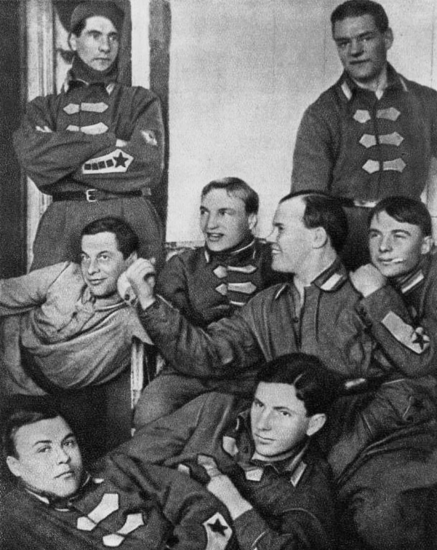 Валерий Чкалов среди товарищей по учебе в Борисоглебской школе военных летчиков. 1922. Фото из книги «Великий летчик нашего времени Сборник», 1939