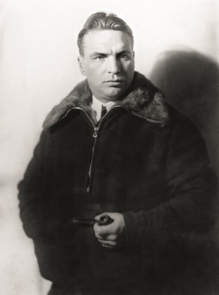 Чкалова попросили показать одежду. в которой он летал на АНТ-25 по Северному маршруту из Москвы на остров Удд (Сахалин).1936 г.