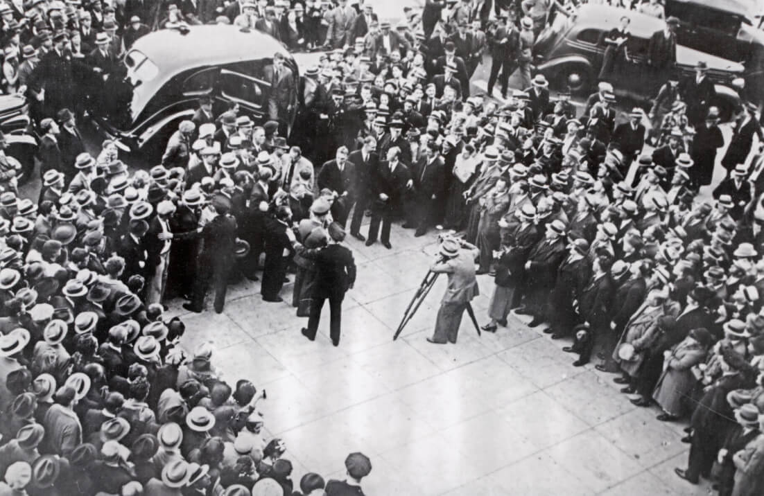 Жители Нью-Йорка встречают пилотов. 1937