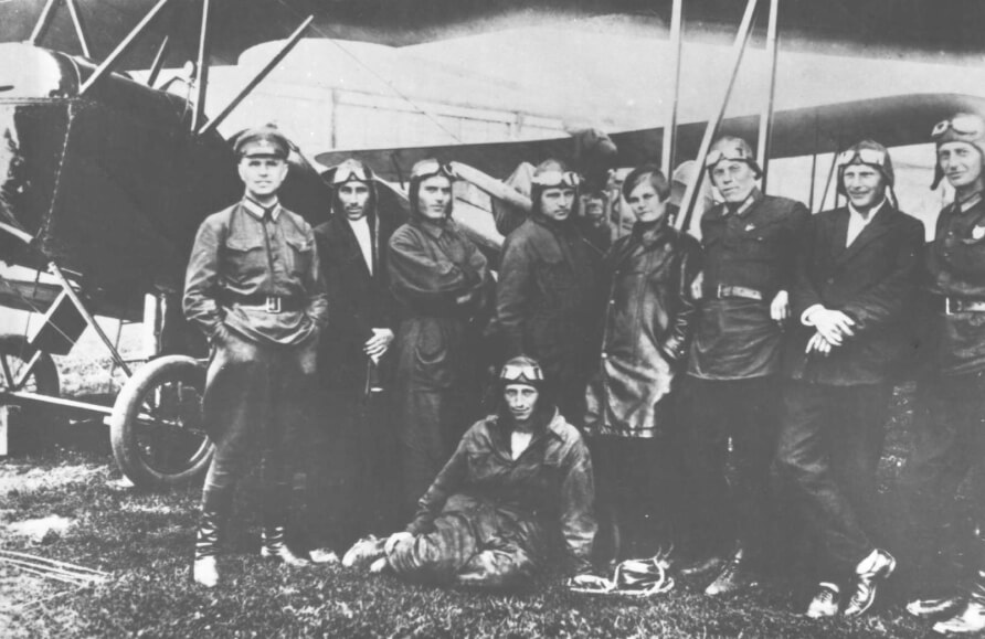 Летный кружок на заводе имени Менжинского. В. П. Чкалов — четвертый слева. Москва, 1933 г