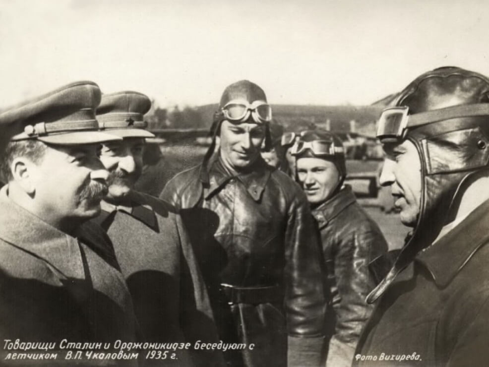 Товарищи Сталин и Орджоникидзе беседуют с летчиком В. П. Чкаловым. 1925 год
