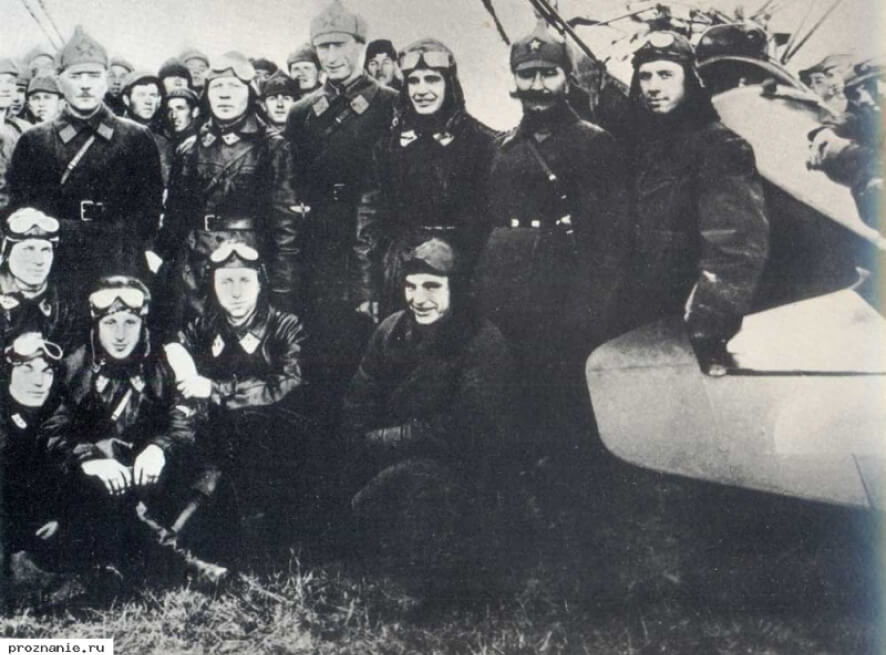 Участники воздушного парада встречаются с К. Е. Ворошиловым и С. М. Буденным. 1927 год. Крайний справа, нижний ряд В. П. Чкалов