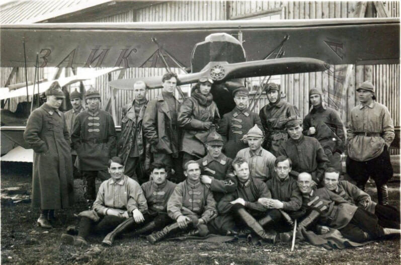 На фото: первый слева В. Чкалов, рядом А. И. Жуков. Московская авиашкола 1924 год