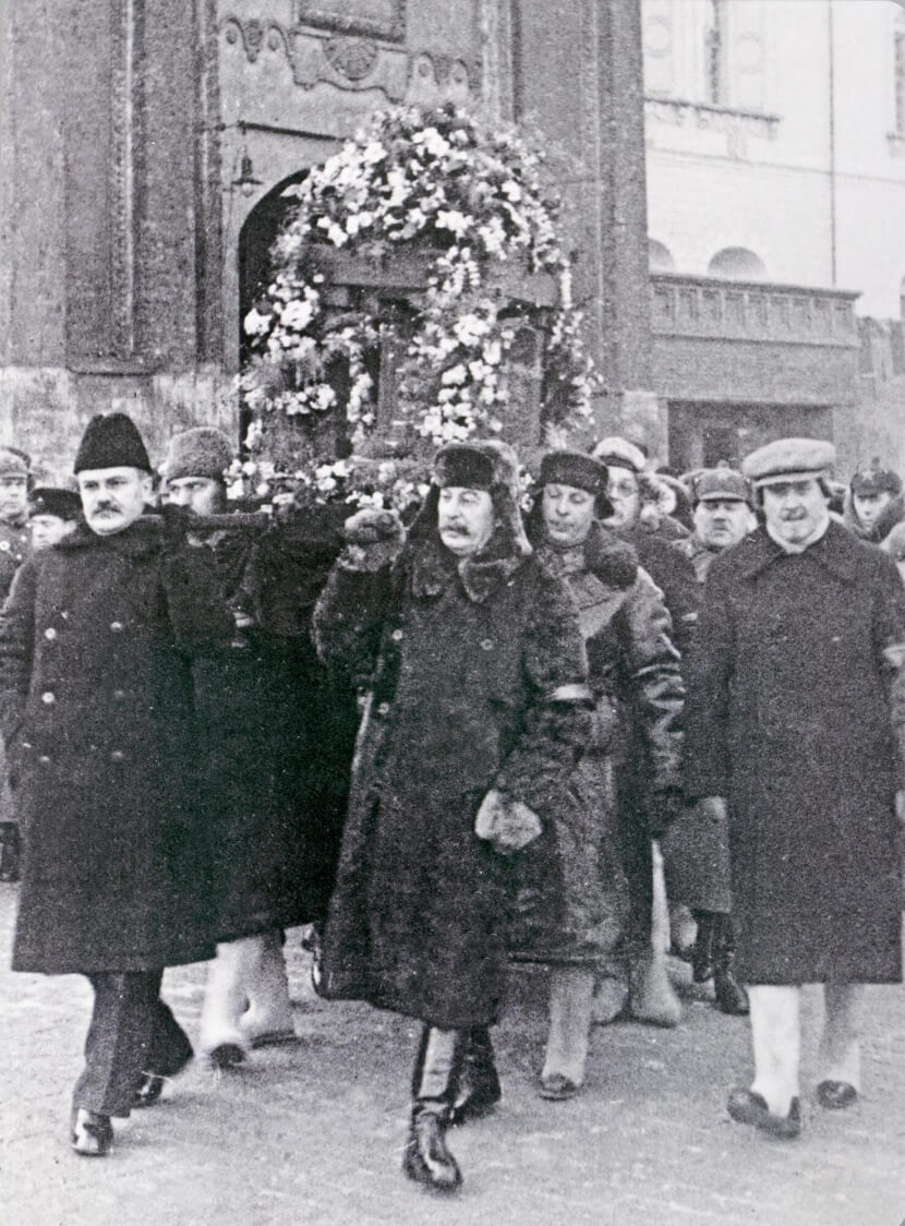 Траурная процессия. Урну с прахом Чкалова несут Сталин и Молотов. 18 декабря 1938 год.