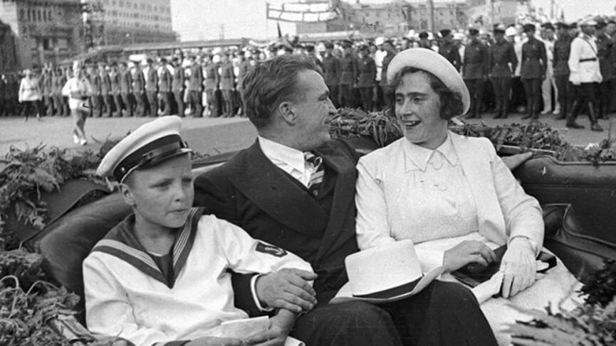 Валерий Чкалов с женой и сыном в автомобиле на площади Белорусского вокзала после завершения беспосадочного перелета Москва – Северный полюс – США. Фото: РИА Новости/Иван Шагин